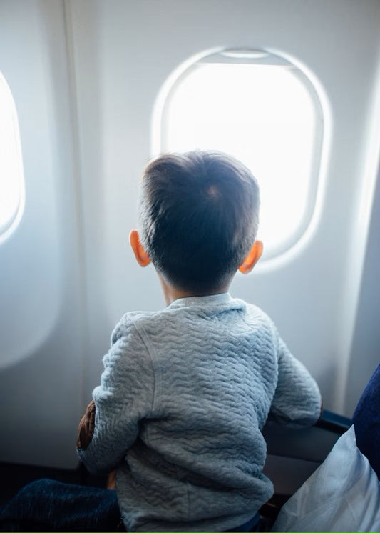 Enfant regardant par hublot avion